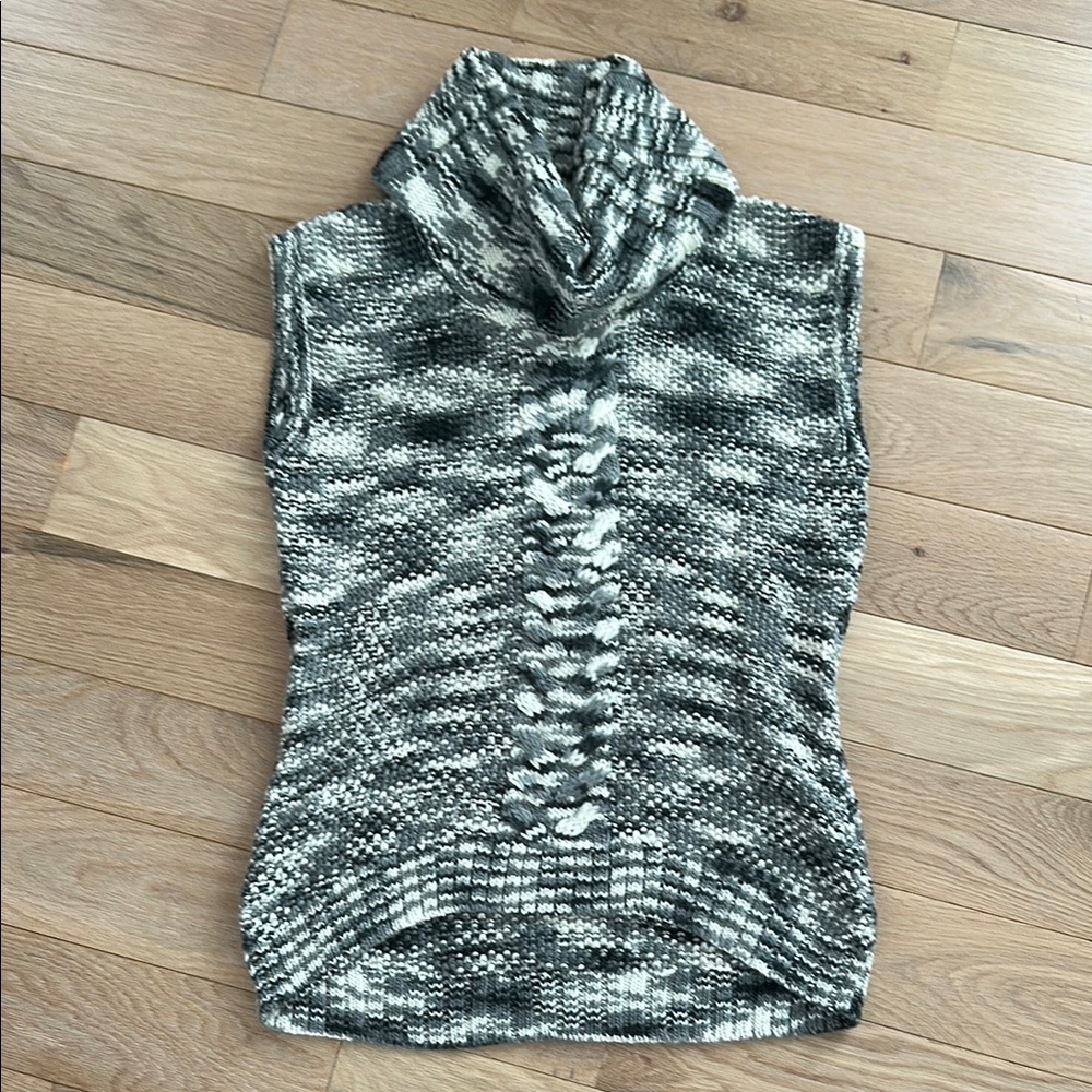 Black and White Women's Sleeveless Sweater